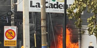 Falleció por inhalación de humo joven que fue encontrado en baño de farmacia incendiada