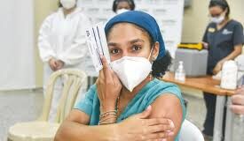 Gran flujo de adolescentes por tercer día consecutivo en centros de vacunación