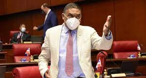 Yván Lorenzo entrega reconocimiento al PRM por ser «el campeón del endeudamiento»