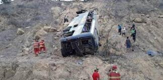 Al menos 29 muertos al caer autobús al abismo en ruta de Perú