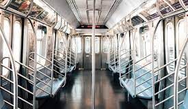 Empujan a joven a las vías del tren en NY y otra muere arrollada