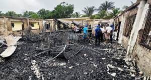 Colegiala provocó incendio que mató a 19 jóvenes en Guyana tras incautarle celular