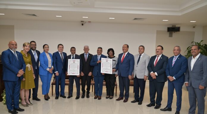 Senado reconoce trayectoria de Miguel Céspedes y Raymond Pozo