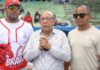 Director del IDOPPRIL lanza primera bola en torneo de béisbol en La Vega