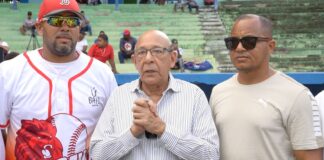 Director del IDOPPRIL lanza primera bola en torneo de béisbol en La Vega