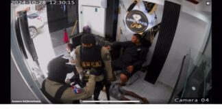 Cámaras registran asalto a joyería en San Luis por hombres uniformados de la DNCD