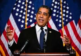 Adriano Espaillat se impone a su contricante republicano y seguirá en el Congreso de EE.UU.