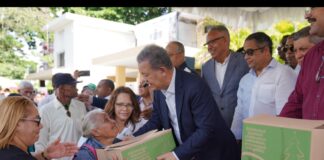 Leonel entrega cajas navideñas a personas de escasos recursos