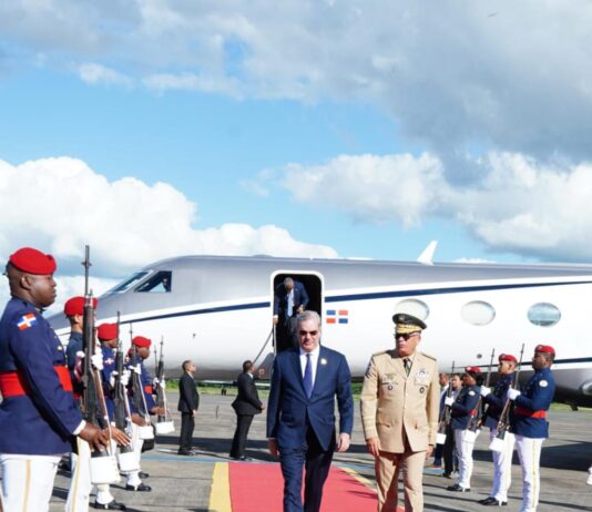 Abinader llega al pais luego de participar en toma de posesión de gobernadora de Puerto Rico