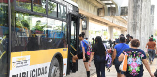 Pasajeros molestos por caos en el tránsito en Villa Mella por cierre del Metro