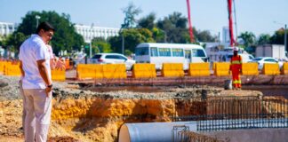 Fellito Suberví recibe trabajos de empalme de tuberías en la avenida Gregorio Luperón