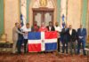 Presidente Abinader entrega la bandera dominicana a los Leones del Escogido para la Serie del Caribe 2026
