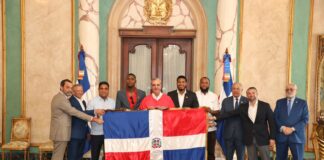 Presidente Abinader entrega la bandera dominicana a los Leones del Escogido para la Serie del Caribe 2026