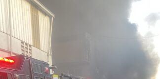 Sistema 911 coordina respuesta ante incendio en fábrica de plástico en Bajos de Haina