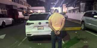 INTERCEPTAN HOMBRE EN BOCA CHICA CON CINCO PAQUETES DE PRESUNTA COCAÍNA Y UNA PISTOLA