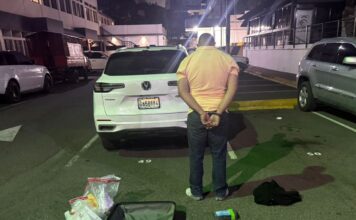 INTERCEPTAN HOMBRE EN BOCA CHICA CON CINCO PAQUETES DE PRESUNTA COCAÍNA Y UNA PISTOLA