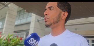 Padre se encadena frente a la Procuraduría para exigir justicia por muerte de su hija en albergue de Santiago