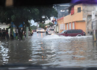 Aguaceros en este Lunes Santo provoca inundaciones y caos en varias calles del Distrito Nacional
