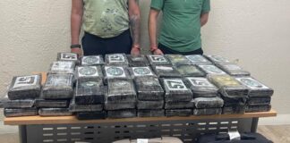 DNCD arresta a dos serbios con alijo de 75 paquetes presumiblemente de cocaína