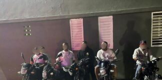 Detienen seis personas, incluidos tres agentes policiales, sorprendidos en flagrante delito en Las Matas de Farfán