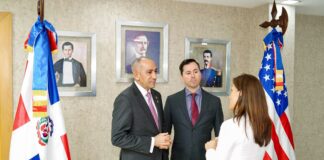 Embajadora de EE.UU. presenta al presidente de la DNCD nuevo agregado de la DEA en RD