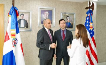 Embajadora de EE.UU. presenta al presidente de la DNCD nuevo agregado de la DEA en RD
