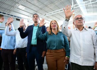 Leonel Fernández juramenta en la FP al exgobernador de Hermanas Mirabal y dirigentes del PRM y PLD