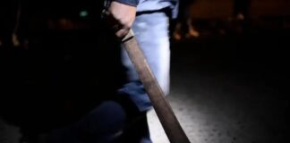 Hombre ataca a su expareja con un machete mientra compraba comida rápida