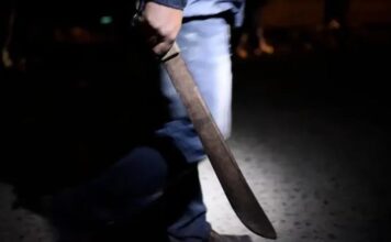Hombre ataca a su expareja con un machete mientra compraba comida rápida