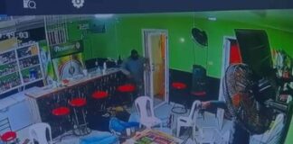 Encapuchados asaltan a clientes mientras jugaban dominó en un colmado en Navarrete