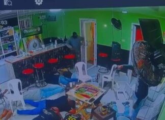 Encapuchados asaltan a clientes mientras jugaban dominó en un colmado en Navarrete