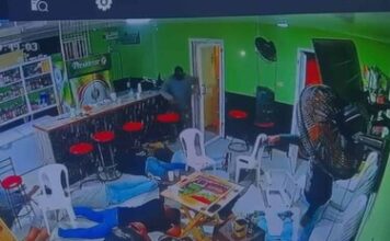 Encapuchados asaltan a clientes mientras jugaban dominó en un colmado en Navarrete