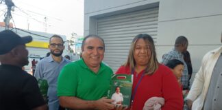 Víctor Pavón distribuye cientos de kits con productos para las tradicionales habichuelas con dulce
