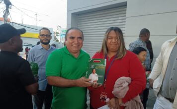 Víctor Pavón distribuye cientos de kits con productos para las tradicionales habichuelas con dulce
