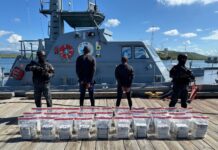 INTERCEPTAN DOS HOMBRES A BORDO DE LANCHA CON 151 PAQUETES DE PRESUNTA COCAÍNA