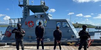 INTERCEPTAN DOS HOMBRES A BORDO DE LANCHA CON 151 PAQUETES DE PRESUNTA COCAÍNA