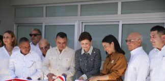 Raquel Peña y director del SNS entregan renovado hospital municipal de Castañuelas