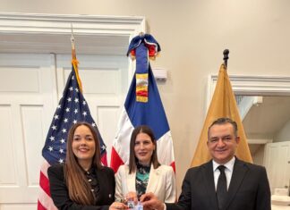JCE entrega primera nueva cédula en el exterior a embajadora de RD ante EE. UU.
