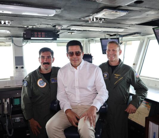 Ministro David Collado y la embajadora Leah Campos realizan visita al portaaviones USS Nimitz