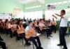 Milton Morrison imparte clases de educación vial a estudiantes de 6to de bachillerato