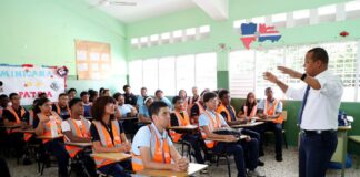 Milton Morrison imparte clases de educación vial a estudiantes de 6to de bachillerato