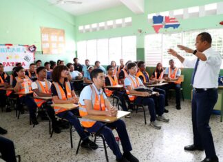 Milton Morrison imparte clases de educación vial a estudiantes de 6to de bachillerato